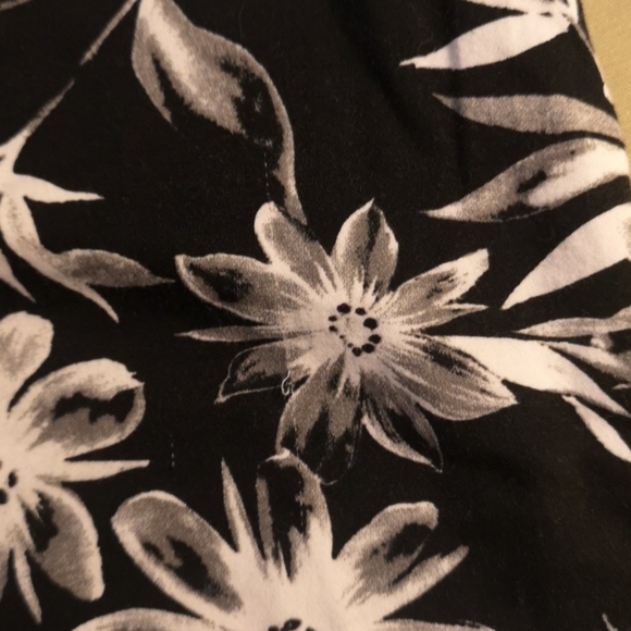 le Chateau Floral Print Shorts - Picture 6 of 7